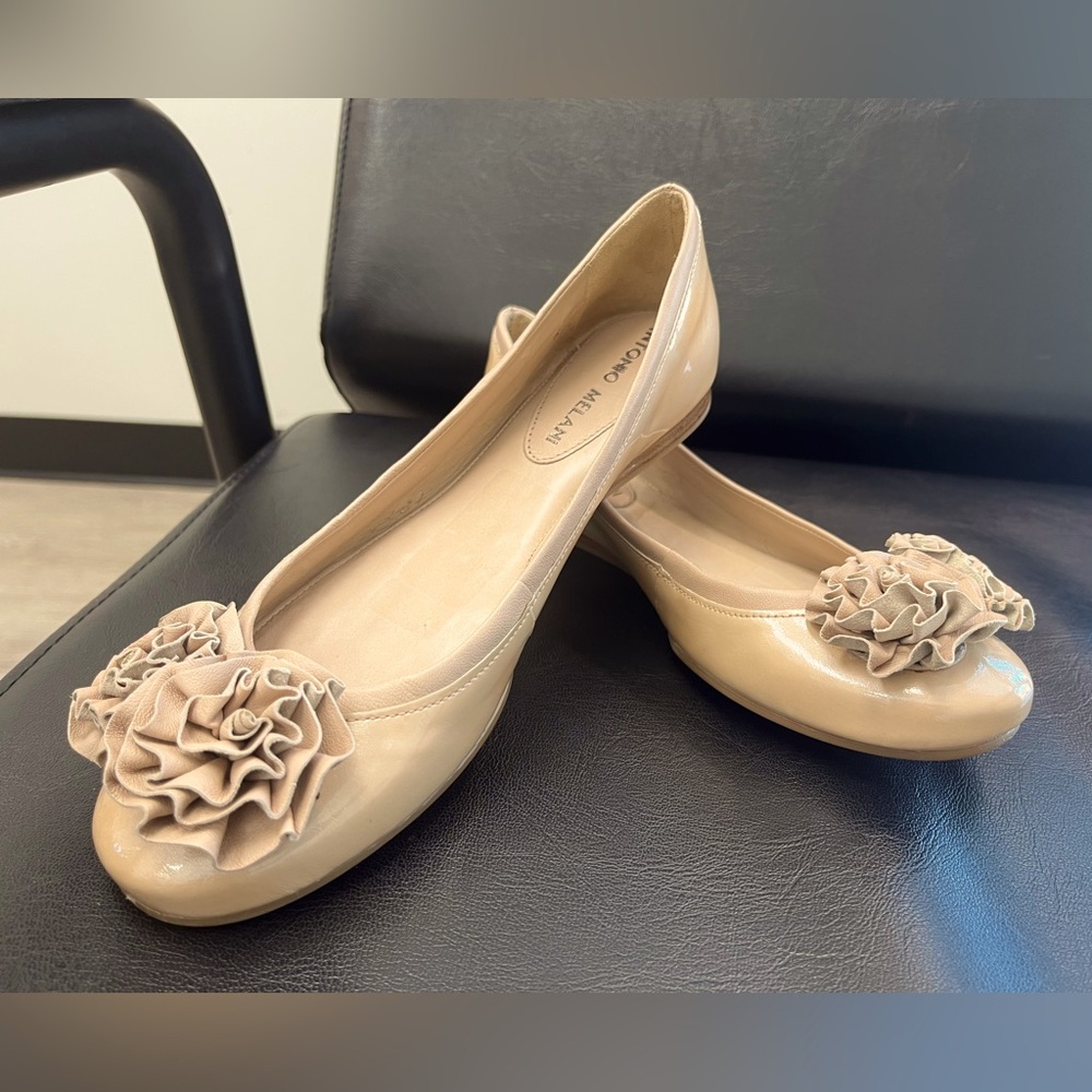 Antonio Melani flats / ballet shoes w/ rosette decorations. Beige pearl. Sz 6.5